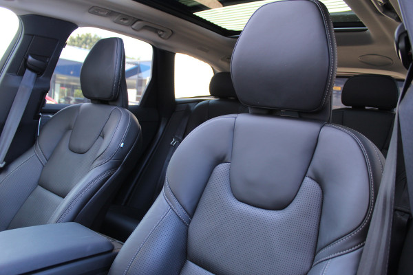 Volvo XC60 2.0 T8 Plug-in hybrid AWD Plus Dark | Facelift | Panoramadak | Massage | Bowers & Wilkins | Luchtvering