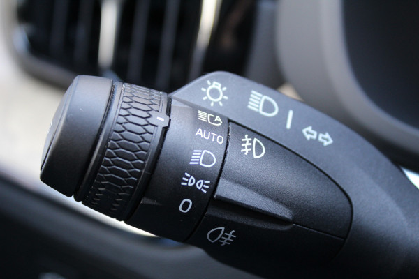 Volvo XC60 2.0 T8 Plug-in hybrid AWD Plus Dark | Facelift | Panoramadak | Massage | Bowers & Wilkins | Luchtvering