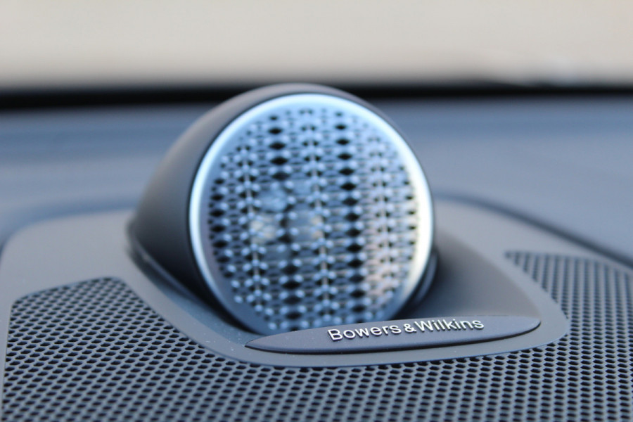 Volvo XC60 2.0 T8 Plug-in hybrid AWD Plus Dark | Facelift | Panoramadak | Massage | Bowers & Wilkins | Luchtvering