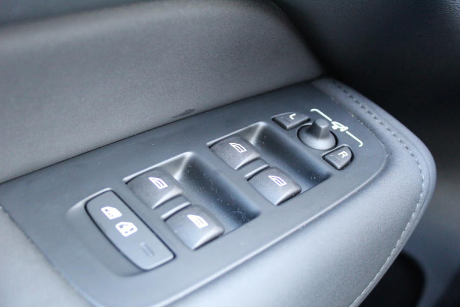 Volvo XC60 2.0 T8 Plug-in hybrid AWD Plus Dark | Facelift | Panoramadak | Massage | Bowers & Wilkins | Luchtvering
