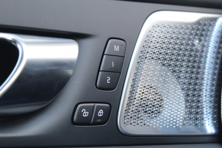 Volvo XC60 2.0 T8 Plug-in hybrid AWD Plus Dark | Facelift | Panoramadak | Massage | Bowers & Wilkins | Luchtvering