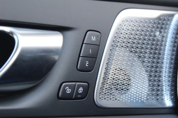 Volvo XC60 2.0 T8 Plug-in hybrid AWD Plus Dark | Facelift | Panoramadak | Massage | Bowers & Wilkins | Luchtvering