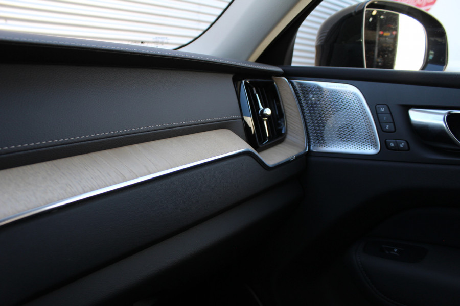 Volvo XC60 2.0 T8 Plug-in hybrid AWD Plus Dark | Facelift | Panoramadak | Massage | Bowers & Wilkins | Luchtvering