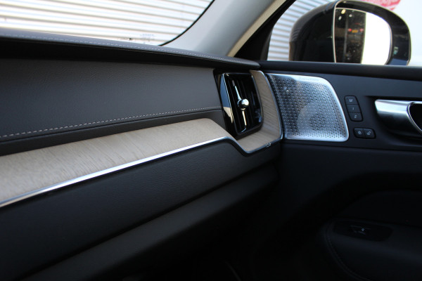 Volvo XC60 2.0 T8 Plug-in hybrid AWD Plus Dark | Facelift | Panoramadak | Massage | Bowers & Wilkins | Luchtvering