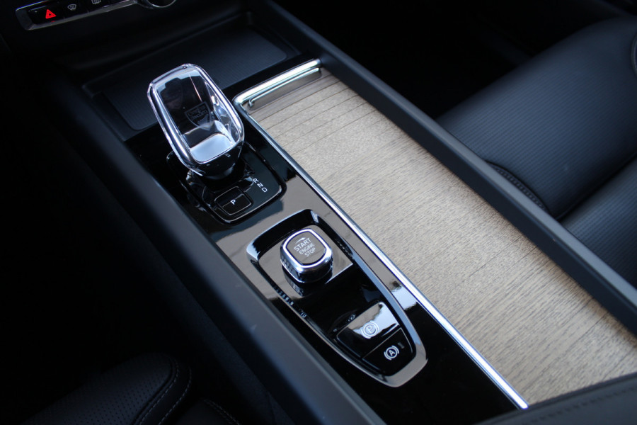 Volvo XC60 2.0 T8 Plug-in hybrid AWD Plus Dark | Facelift | Panoramadak | Massage | Bowers & Wilkins | Luchtvering