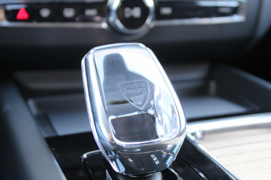 Volvo XC60 2.0 T8 Plug-in hybrid AWD Plus Dark | Facelift | Panoramadak | Massage | Bowers & Wilkins | Luchtvering