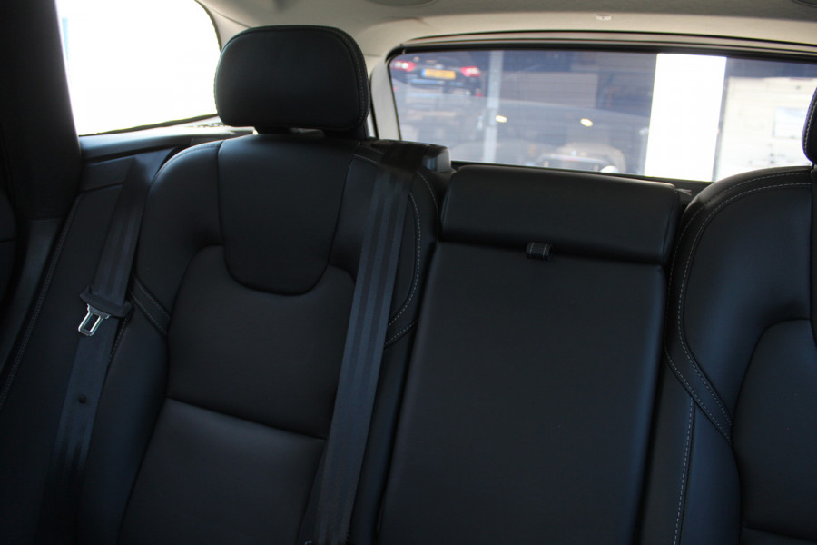 Volvo XC60 2.0 T8 Plug-in hybrid AWD Plus Dark | Facelift | Panoramadak | Massage | Bowers & Wilkins | Luchtvering