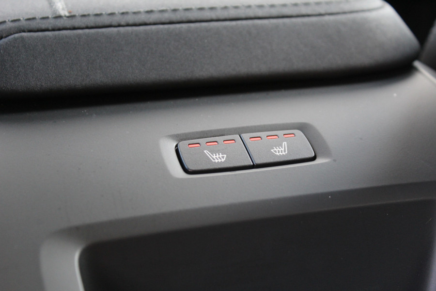 Volvo XC60 2.0 T8 Plug-in hybrid AWD Plus Dark | Facelift | Panoramadak | Massage | Bowers & Wilkins | Luchtvering
