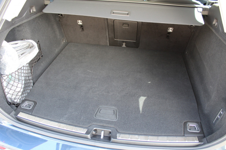 Volvo XC60 2.0 T8 Plug-in hybrid AWD Plus Dark | Facelift | Panoramadak | Massage | Bowers & Wilkins | Luchtvering