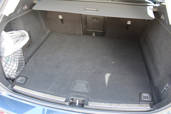 Volvo XC60 2.0 T8 Plug-in hybrid AWD Plus Dark | Facelift | Panoramadak | Massage | Bowers & Wilkins | Luchtvering