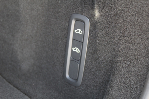 Volvo XC60 2.0 T8 Plug-in hybrid AWD Plus Dark | Facelift | Panoramadak | Massage | Bowers & Wilkins | Luchtvering