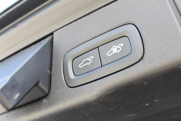 Volvo XC60 2.0 T8 Plug-in hybrid AWD Plus Dark | Facelift | Panoramadak | Massage | Bowers & Wilkins | Luchtvering