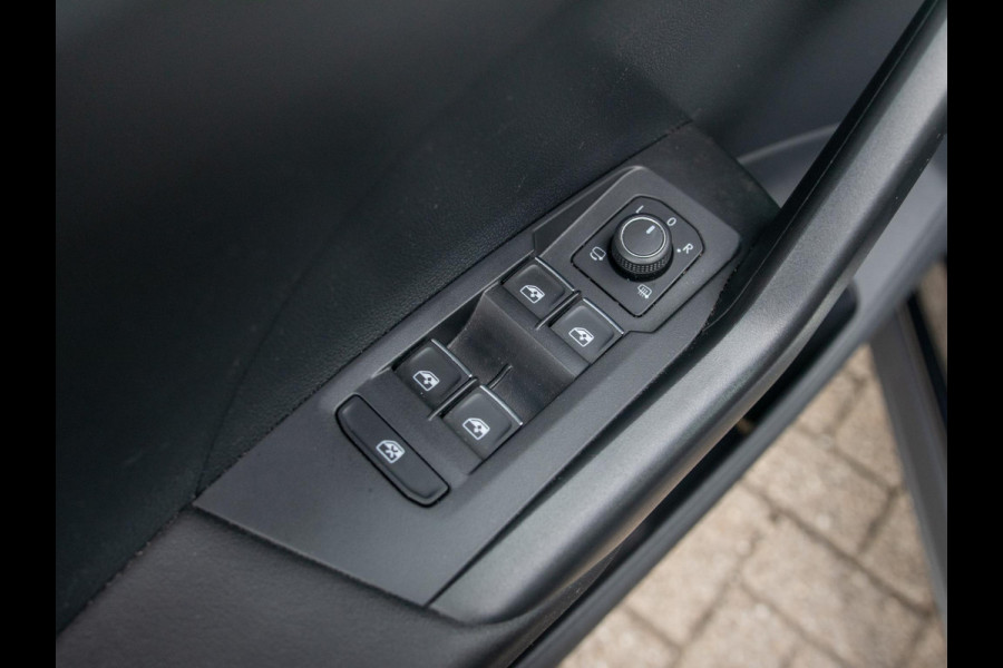 Volkswagen T-Cross 1.0 TSI R-Line l Automaat l R-Line l Achteruitrijcamera l Apple Car Play / Android auto l 18 Inch l Trekhaak