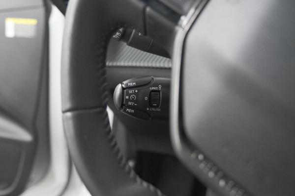 Peugeot 208 PureTech 75 Allure | Camera | Apple Carplay | Parkeersensoren | Climate Control