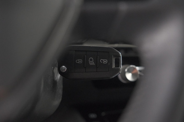 Peugeot 208 PureTech 75 Allure | Camera | Apple Carplay | Parkeersensoren | Climate Control