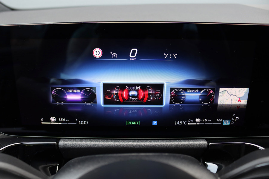 Mercedes-Benz GLA 250 e AMG Line | Panoramadak | Burmester | Distronic | Memory | Trekhaak | Camera | Sfeerverlichting | Dodehoekassistent |