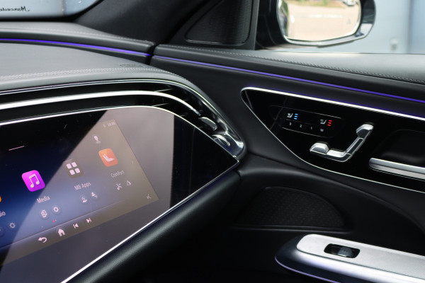 Mercedes-Benz E-Klasse 300 e AMG Line | Hyperscreen | Distronic+ | Massage | Zonnerollo's | Trekhaak | Soft-Close | Vlakkenverwarming | Stoelventilatie | HUD | Digital Light | Surround Camera |