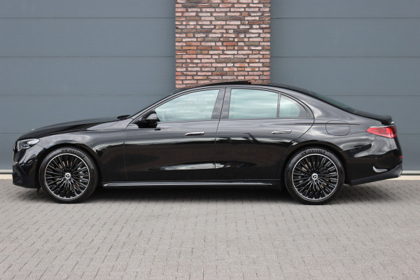 Mercedes-Benz E-Klasse 300 e AMG Line | Hyperscreen | Distronic+ | Massage | Zonnerollo's | Trekhaak | Soft-Close | Vlakkenverwarming | Stoelventilatie | HUD | Digital Light | Surround Camera |