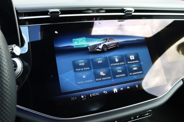 Mercedes-Benz E-Klasse 300 e AMG Line | Hyperscreen | Distronic+ | Massage | Zonnerollo's | Trekhaak | Soft-Close | Vlakkenverwarming | Stoelventilatie | HUD | Digital Light | Surround Camera |