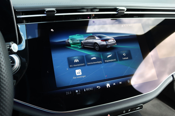 Mercedes-Benz E-Klasse 300 e AMG Line | Hyperscreen | Distronic+ | Massage | Zonnerollo's | Trekhaak | Soft-Close | Vlakkenverwarming | Stoelventilatie | HUD | Digital Light | Surround Camera |