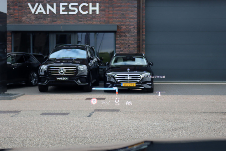 Mercedes-Benz E-Klasse 300 e AMG Line | Hyperscreen | Distronic+ | Massage | Zonnerollo's | Trekhaak | Soft-Close | Vlakkenverwarming | Stoelventilatie | HUD | Digital Light | Surround Camera |