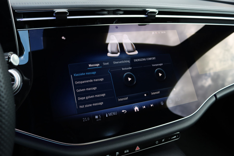 Mercedes-Benz E-Klasse 300 e AMG Line | Hyperscreen | Distronic+ | Massage | Zonnerollo's | Trekhaak | Soft-Close | Vlakkenverwarming | Stoelventilatie | HUD | Digital Light | Surround Camera |