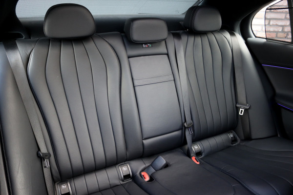 Mercedes-Benz E-Klasse 300 e AMG Line | Hyperscreen | Distronic+ | Massage | Zonnerollo's | Trekhaak | Soft-Close | Vlakkenverwarming | Stoelventilatie | HUD | Digital Light | Surround Camera |