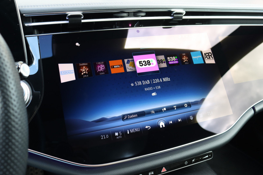 Mercedes-Benz E-Klasse 300 e AMG Line | Hyperscreen | Distronic+ | Massage | Zonnerollo's | Trekhaak | Soft-Close | Vlakkenverwarming | Stoelventilatie | HUD | Digital Light | Surround Camera |