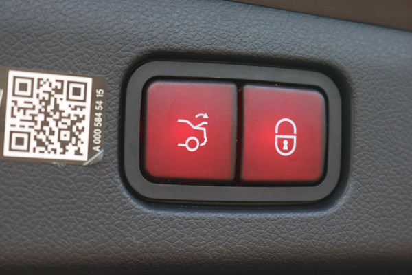 Mercedes-Benz E-Klasse 300 e AMG Line | Hyperscreen | Distronic+ | Massage | Zonnerollo's | Trekhaak | Soft-Close | Vlakkenverwarming | Stoelventilatie | HUD | Digital Light | Surround Camera |