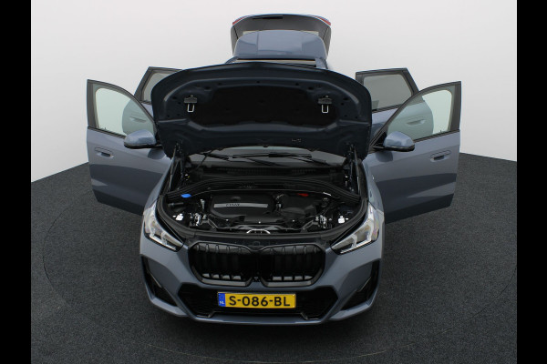 BMW X1 sDrive18i | M-Sport | Pano | Memory | 360 Camera | Head Up | Keyless | Harman/ Kardon | Prijs Rijklaar !!