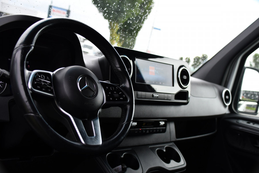 Mercedes-Benz Sprinter 319 V6 3.0 CDI L2H1 RWD AMG Edition Camera, Cruise, Carplay, LED, 10,5'' Mbux, 3500kg Trekhaak, Standkachel, Multimedia, Stoelverwarming, Automaat, Uniek!