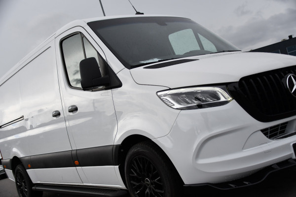Mercedes-Benz Sprinter 319 V6 3.0 CDI L2H1 RWD AMG Edition Camera, Cruise, Carplay, LED, 10,5'' Mbux, 3500kg Trekhaak, Standkachel, Multimedia, Stoelverwarming, Automaat, Uniek!