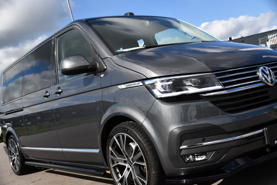 Volkswagen Transporter 2.0 TDI L2H1 32 DC Caravelle Virtual, Adaptieve Cruise, Carplay, LED, Leder, 2 x Electrische deur, Automaat, Clima, Stoelverwarming, Uniek! Bulli / Highline