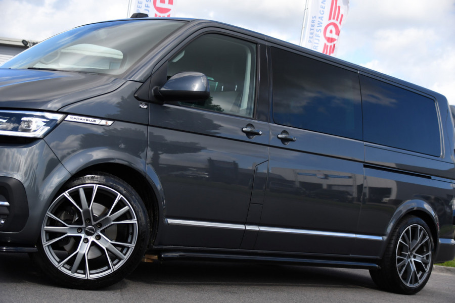 Volkswagen Transporter 2.0 TDI L2H1 32 DC Caravelle Virtual, Adaptieve Cruise, Carplay, LED, Leder, 2 x Electrische deur, Automaat, Clima, Stoelverwarming, Uniek! Bulli / Highline