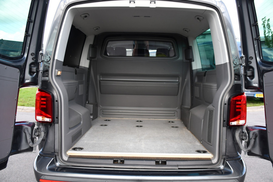 Volkswagen Transporter 2.0 TDI L2H1 32 DC Caravelle Virtual, Adaptieve Cruise, Carplay, LED, Leder, 2 x Electrische deur, Automaat, Clima, Stoelverwarming, Uniek! Bulli / Highline