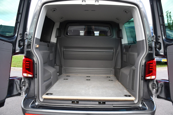 Volkswagen Transporter 2.0 TDI L2H1 32 DC Caravelle Virtual, Adaptieve Cruise, Carplay, LED, Leder, 2 x Electrische deur, Automaat, Clima, Stoelverwarming, Uniek! Bulli / Highline