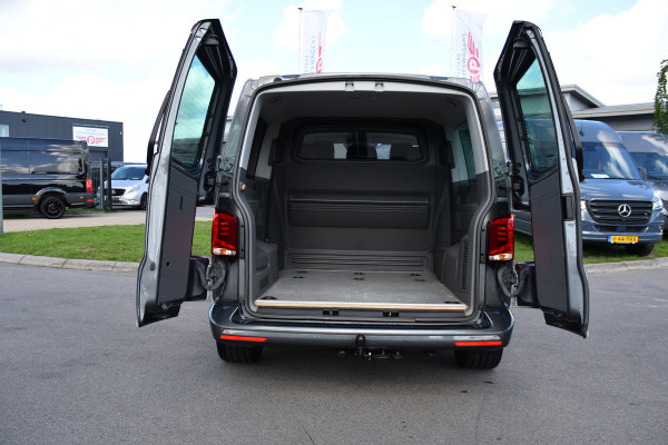 Volkswagen Transporter 2.0 TDI L2H1 32 DC Caravelle Virtual, Adaptieve Cruise, Carplay, LED, Leder, 2 x Electrische deur, Automaat, Clima, Stoelverwarming, Uniek! Bulli / Highline