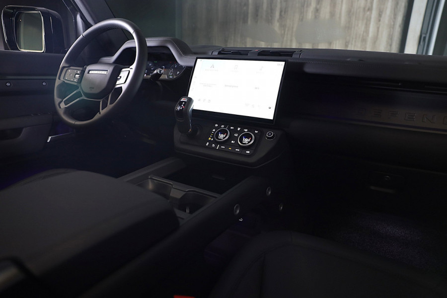 Land Rover Defender 110 2.0 P300e 110 X-Dynamic SE / FACELIFT / Head Up / Memory / Elek Stoelen / Acc / 360 Camera / Open Pano