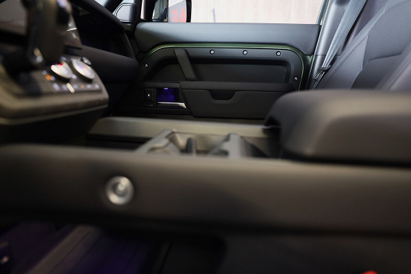 Land Rover Defender 110 2.0 P300e 110 X-Dynamic SE / FACELIFT / Head Up / Memory / Elek Stoelen / Acc / 360 Camera / Open Pano