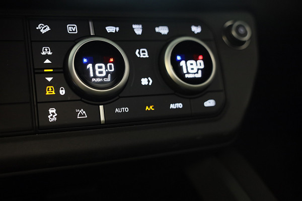 Land Rover Defender 110 2.0 P300e 110 X-Dynamic SE / FACELIFT / Head Up / Memory / Elek Stoelen / Acc / 360 Camera / Open Pano
