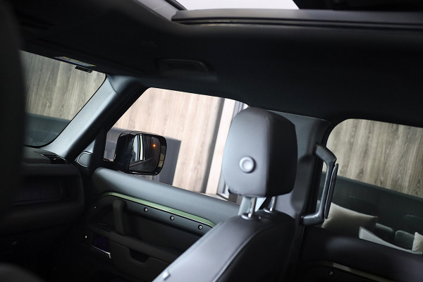 Land Rover Defender 110 2.0 P300e 110 X-Dynamic SE / FACELIFT / Head Up / Memory / Elek Stoelen / Acc / 360 Camera / Open Pano