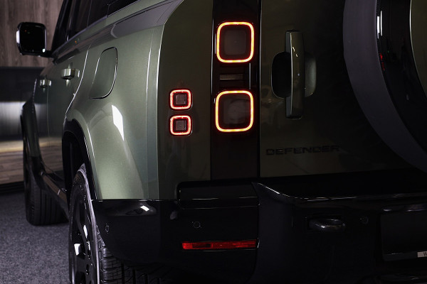 Land Rover Defender 110 2.0 P300e 110 X-Dynamic SE / FACELIFT / Head Up / Memory / Elek Stoelen / Acc / 360 Camera / Open Pano