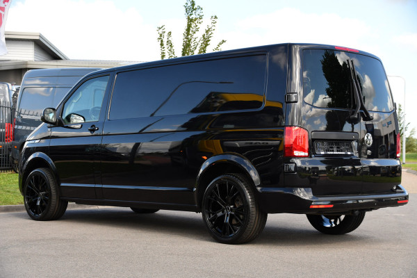 Volkswagen Transporter 2.0 TDI L2H1 30 Bulli Black Edition Virtual, Adaptieve Cruise, Camera, LED, Stoelverwarming, Trekhaak, Automaat, Multimedia, 150pk, Uniek!