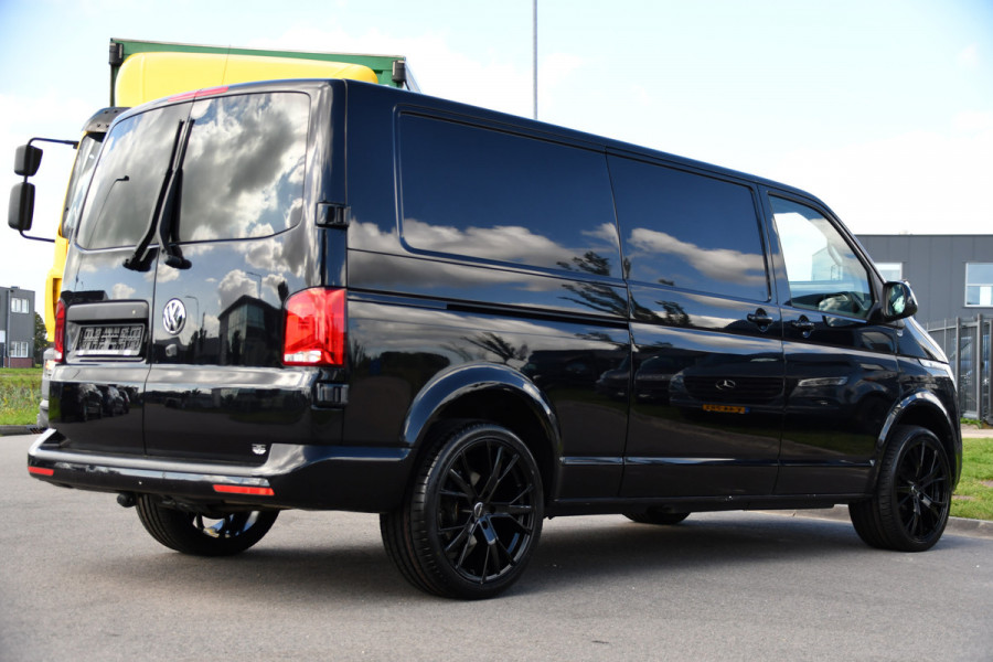 Volkswagen Transporter 2.0 TDI L2H1 30 Bulli Black Edition Virtual, Adaptieve Cruise, Camera, LED, Stoelverwarming, Trekhaak, Automaat, Multimedia, 150pk, Uniek!