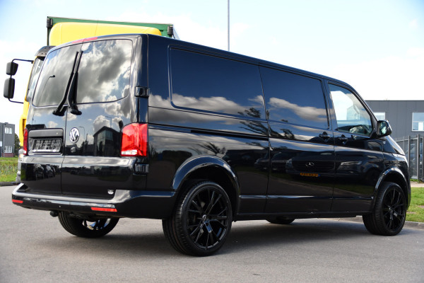 Volkswagen Transporter 2.0 TDI L2H1 30 Bulli Black Edition Virtual, Adaptieve Cruise, Camera, LED, Stoelverwarming, Trekhaak, Automaat, Multimedia, 150pk, Uniek!