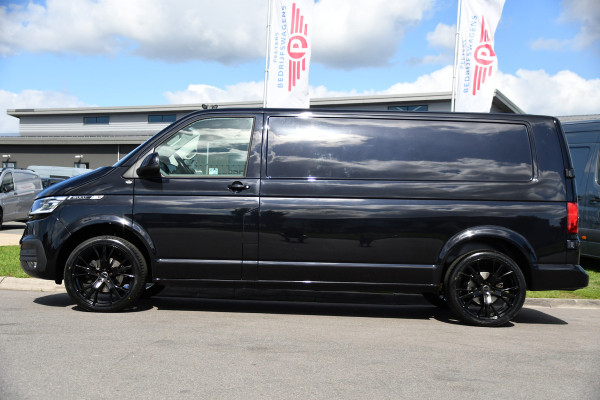 Volkswagen Transporter 2.0 TDI L2H1 30 Bulli Black Edition Virtual, Adaptieve Cruise, Camera, LED, Stoelverwarming, Trekhaak, Automaat, Multimedia, 150pk, Uniek!