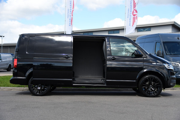 Volkswagen Transporter 2.0 TDI L2H1 30 Bulli Black Edition Virtual, Adaptieve Cruise, Camera, LED, Stoelverwarming, Trekhaak, Automaat, Multimedia, 150pk, Uniek!