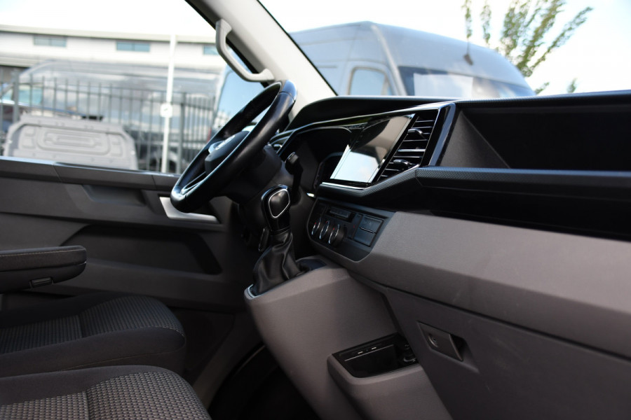 Volkswagen Transporter 2.0 TDI L2H1 30 Bulli Black Edition Virtual, Adaptieve Cruise, Camera, LED, Stoelverwarming, Trekhaak, Automaat, Multimedia, 150pk, Uniek!