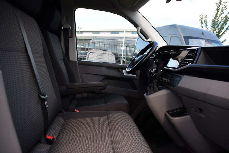 Volkswagen Transporter 2.0 TDI L2H1 30 Bulli Black Edition Virtual, Adaptieve Cruise, Camera, LED, Stoelverwarming, Trekhaak, Automaat, Multimedia, 150pk, Uniek!