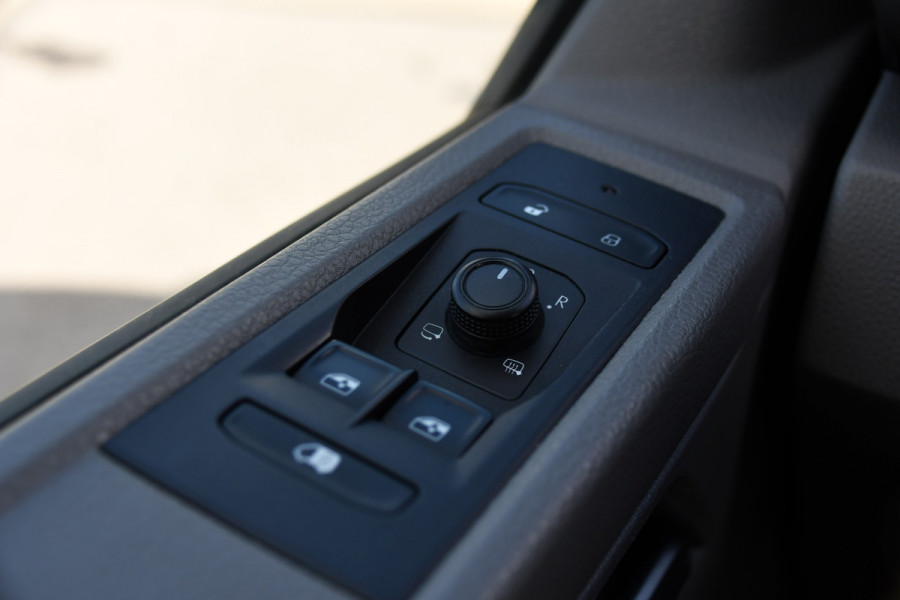 Volkswagen Transporter 2.0 TDI L2H1 30 Bulli Black Edition Virtual, Adaptieve Cruise, Camera, LED, Stoelverwarming, Trekhaak, Automaat, Multimedia, 150pk, Uniek!